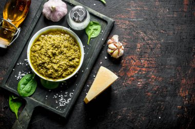 Kesme Tahtasında pesto sosu. Koyu rustik arka plan üzerinde