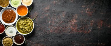 Barbekü sosu, pesto, mayonez, kekik li hardal. Koyu rustik arka plan üzerinde