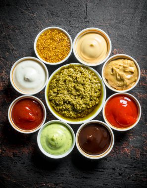 Farklı soslar aralığı. Koyu rustik arka plan üzerinde