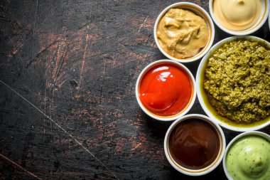 Farklı sos lar. Koyu rustik arka plan üzerinde