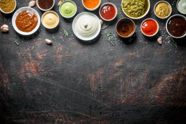 Lezzetli soslar Çeşitleri. Koyu rustik arka plan üzerinde