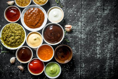 Farklı soslu kaseler. Koyu rustik arka plan üzerinde