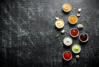 Lezzetli zengin soslar büyük bir set. Koyu rustik arka plan üzerinde