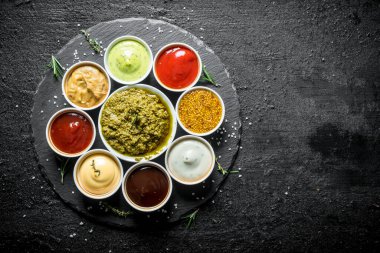 Taze farklı soslar ile hazırlanmıştır. Koyu rustik arka plan üzerinde