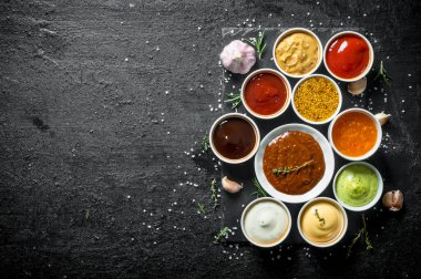 Büyük soslar. Siyah rustik arka plan üzerinde