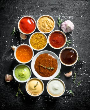 Büyük soslar. Siyah rustik arka plan üzerinde