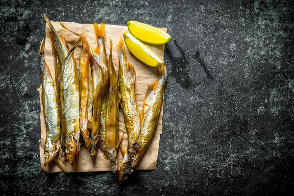 Pesce Affumicato Carta Con Fette Lime Sfondo Rustico Scuro — Foto Stock