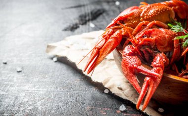 Bir tabak ile sıcak lezzetli kerevit. Koyu rustik arka plan üzerinde