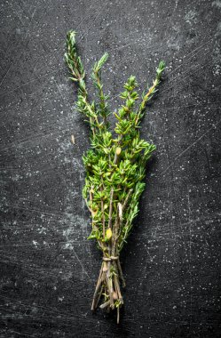 Bir demet taze kekik. Koyu rustik arka plan üzerinde