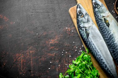 Maydanozlu çiğ uskumru. Koyu rustik arka plan üzerinde