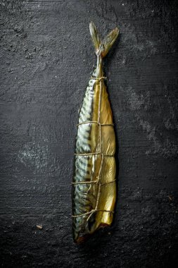 Tek füme balık uskumru. Siyah rustik arka plan üzerinde