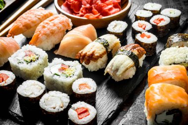Japon suşi ve rulo farklı türde aralığı. Koyu rustik arka plan üzerinde