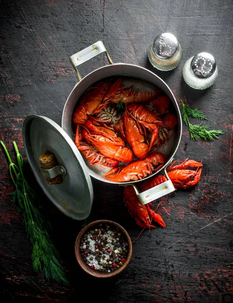 Crayfish Cozido Vermelho Uma Panela Com Especiarias Endro Fundo Rústico — Fotografia de Stock