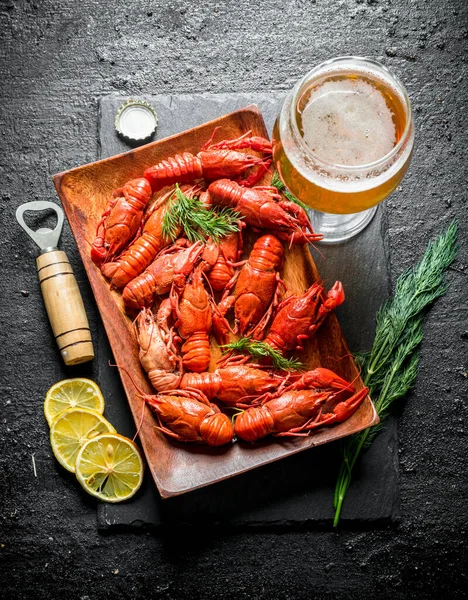 Crayfish Fervido Uma Chapa Uma Placa Pedra Com Cerveja Endro — Fotografia de Stock