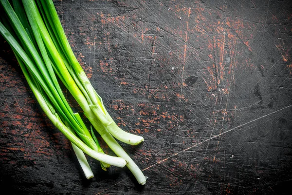 Oignon Vert Pour Salade Sur Fond Rustique Sombre — Photo