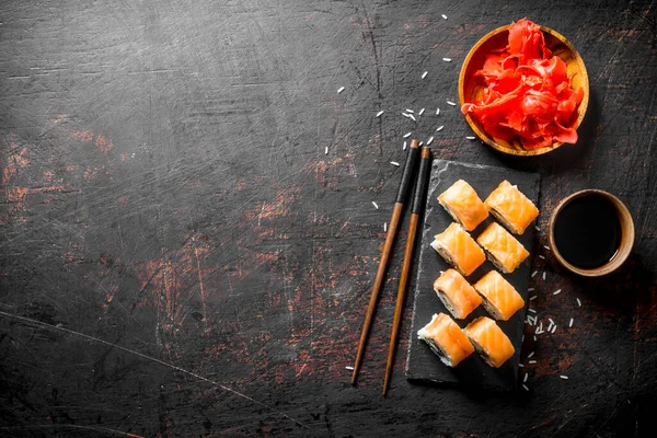 Rollo Sushi Filadelfia Recién Cocinado Soporte Piedra Negra Sobre Fondo — Foto de Stock