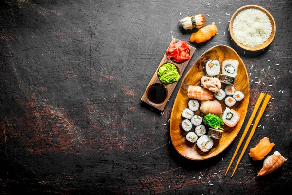 Sushi Rollos Plato Con Arroz Hervido Tazón Palillos Sobre Fondo — Foto de Stock