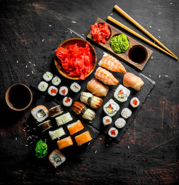 Rollos Sushi Perfumados Con Salmón Camarones Verduras Sobre Fondo Rústico — Foto de Stock