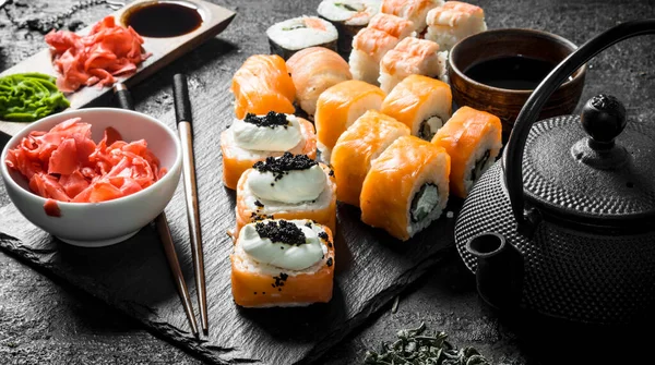 Rollos Sushi Con Salmón Camarones Soporte Piedra Sobre Fondo Rústico — Foto de Stock