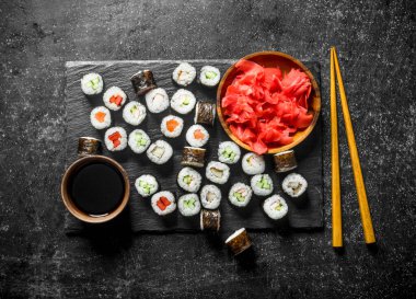 Zencefil ve soya soslu klasik Japon ruloları. Rustik arka planda