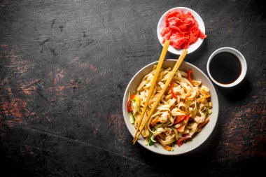 Zencefil ve soya soslu lezzetli erişte. Koyu rustik arka plan üzerinde