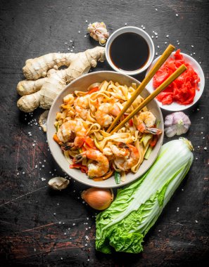 Pekin lahanası, zencefil, soğan, sarımsak ve soya soslu erişte. Koyu rustik arka plan üzerinde