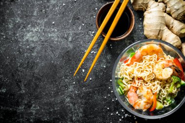 Karides, taze zencefil, mantar ve soya sosu ile Anında erişte. Koyu rustik arka plan üzerinde