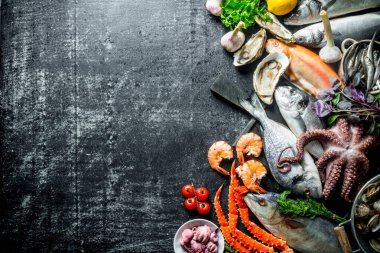 Taze deniz ürünleri ve balık. Koyu rustik arka plan üzerinde