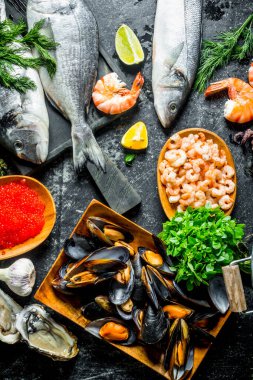 Çeşitli lezzetli deniz ürünleri. Rustik arka planda