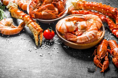 Lezzetli pişmiş karides, yengeç ve kerevit. Koyu rustik arka plan üzerinde