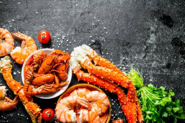 Lezzetli pişmiş karides, yengeç ve kerevit. Koyu rustik arka plan üzerinde