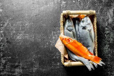 Tepside taze balık. Koyu rustik arka plan üzerinde