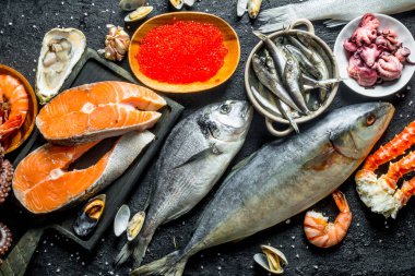 Taze lezzetli balık. Rustik arka planda