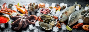 Buzile çeşitli deniz ürünleri. Rustik arka planda