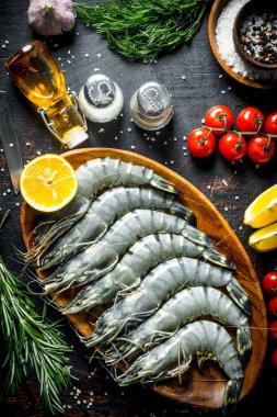 Biberiyeli, domatesli ve limonlu çiğ karides. Koyu kırsal arkaplanda