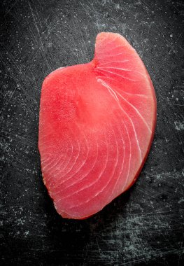 Taze çiğ ton balığı bifteği. Koyu rustik arka plan üzerinde