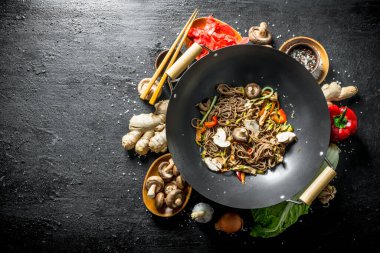 Lezzetli soba wok erişte yapmak için Malzemeler. Siyah rustik arka plan üzerinde