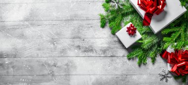 Noel ağacı dallarında hediye kutuları. Beyaz kırsal arkaplanda