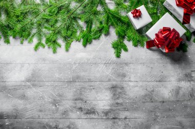 Noel hediye kutuları ve köknar dalları koleksiyonu. Beyaz kırsal arkaplanda