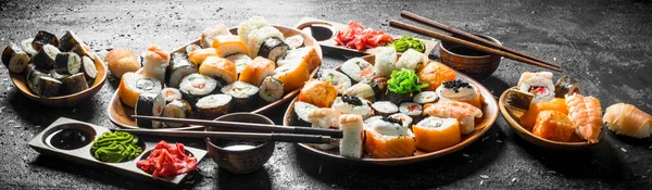 Set Sushi Tradicional Comida Japonesa Con Salsa Soja Jengibre Sobre — Foto de Stock