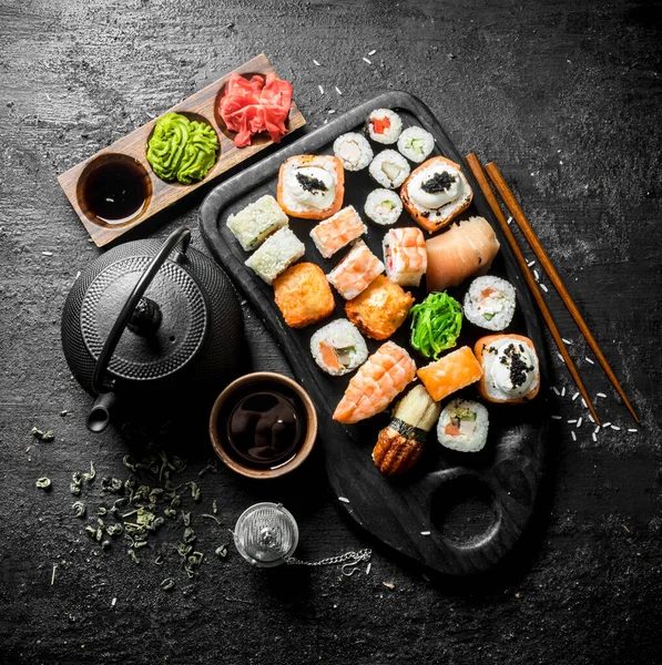 Sushi Rollos Maki Con Salsa Soja Jengibre Verde Sobre Fondo — Foto de Stock