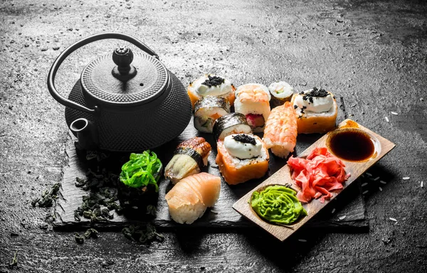 Rollos Tradicionales Sushi Japonés Con Verde Sobre Fondo Rústico Negro — Foto de Stock