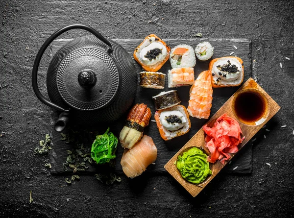 Rollos Tradicionales Sushi Japonés Con Verde Sobre Fondo Rústico Negro — Foto de Stock
