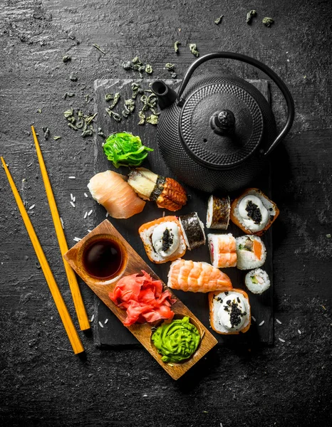 Traditional Japanese Sushi Rolls Green Tea Black Rustic Background — Stock Photo, Image
