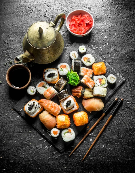 Varios Tipos Rollos Sushi Japonés Con Jengibre Salsa Soja Sobre — Foto de Stock