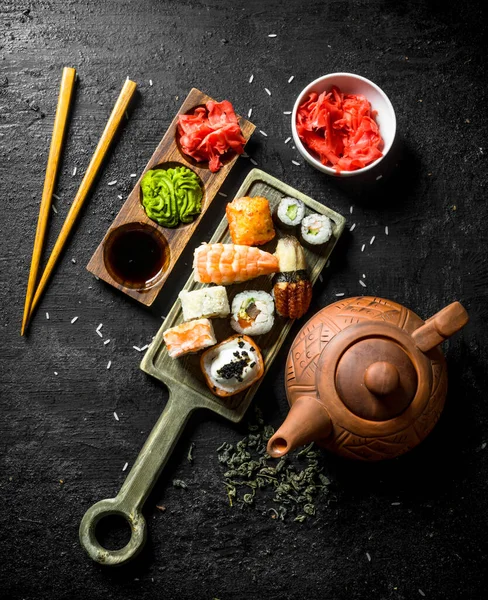 Rollos Sushi Con Camarones Salmón Verduras Una Tabla Cortar Con — Foto de Stock