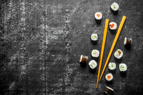 Sushi Maki Con Bacchette Sfondo Rustico Scuro — Foto Stock