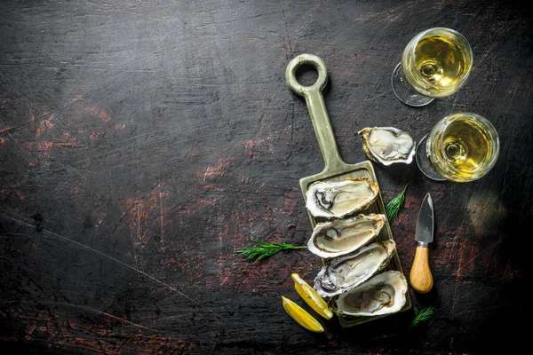 Raw Oysters Cutting Board Two Glasses White Wine Dark Rustic — Stock Photo, Image