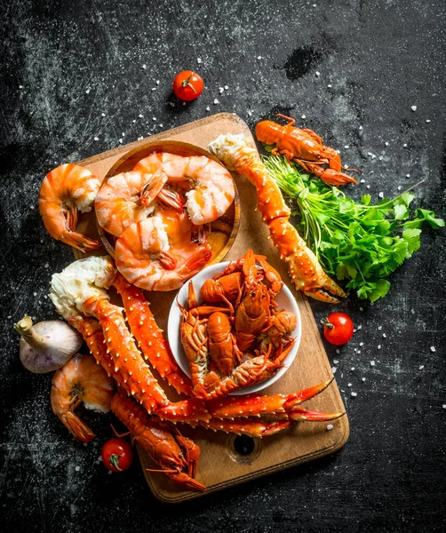 Seafood Fragrant Shrimp Crayfish Crab Wooden Board Herbs Cherry Tomatoes — Stock Photo, Image