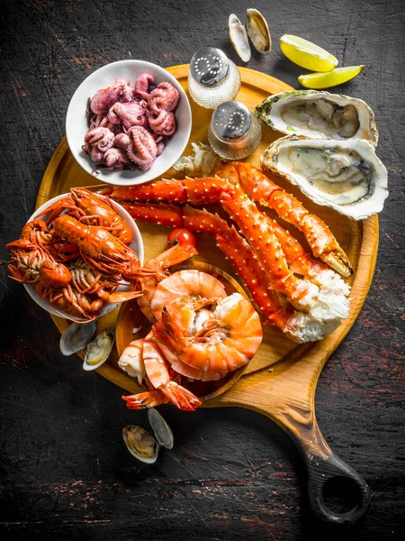 Kireç ve baharatile kesme Tahtası üzerinde taze deniz ürünleri. Koyu rustik arka plan üzerinde